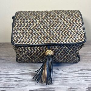 Elegant Woven Crossbody Bag with Tassel - REMARKABLE!